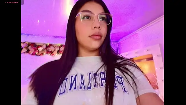 Snapshot of kloe28 chatting on 26, 11, 2025 kloe28 online show from 26, 11, 2025