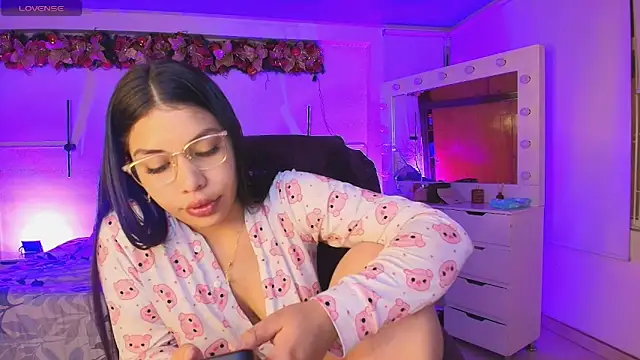 Snapshot of kloe28 chatting on 23, 12, 2025 kloe28 online show from 23, 12, 2025