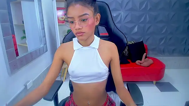 Snapshot of adisson_petite1 chatting on 26, 10, 2025 adisson petite1 online show from 26, 10, 2025