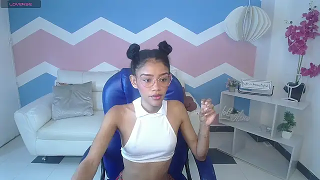 Snapshot of adisson_petite1 chatting on 8, 11, 2025 adisson petite1 online show from 8, 11, 2025