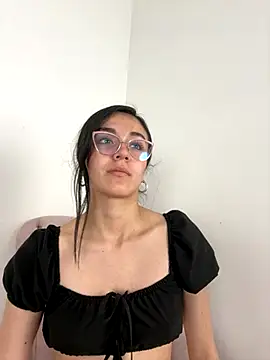 Snapshot of Liaa_sr chatting on 13, 10, 2025 Liaa sr online show from 13, 10, 2025