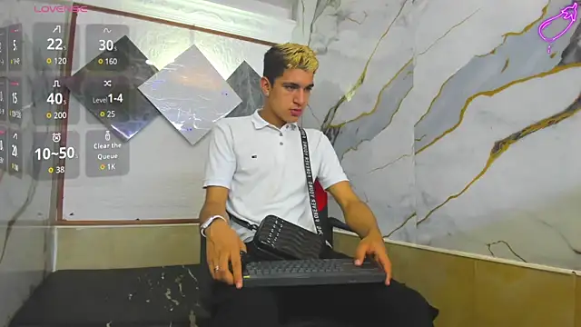 Snapshot of Stiben_boy chatting on 4, 10, 2025 Stiben boy online show from 4, 10, 2025