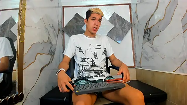 Snapshot of Stiben_boy chatting on 7, 10, 2025 Stiben boy online show from 7, 10, 2025