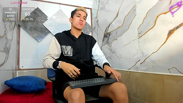 Snapshot of Stiben_boy chatting on 8, 10, 2025 Stiben boy online show from 8, 10, 2025