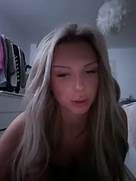 Snapshot of blondeeee chatting on 16, 12, 2025 blondeeee online show from 16, 12, 2025