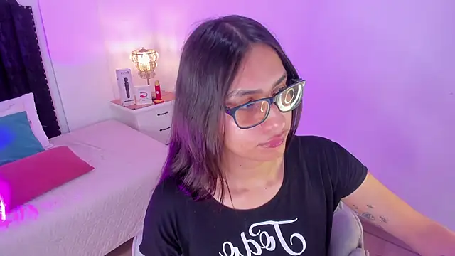 Snapshot of cherrylady_02 chatting on 28, 10, 2025 cherrylady 02 online show from 28, 10, 2025