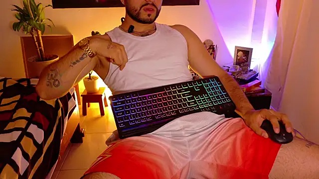 Snapshot of TomSloam chatting on 18, 12, 2025 TomSloam online show from 18, 12, 2025