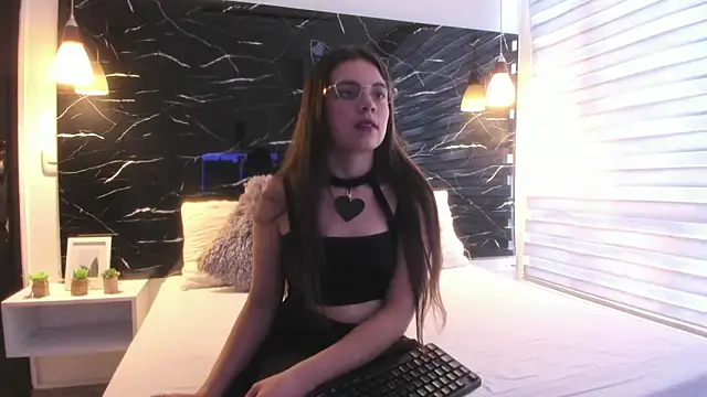 ZOE LE online show from 27, 10, 2025