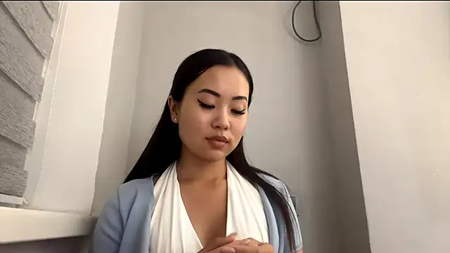 Ur neighbor Kira online show from 9, 10, 2025