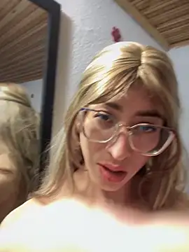 Snapshot of NICOLLE__12 chatting on 30, 11, 2025 NICOLLE 12 online show from 30, 11, 2025