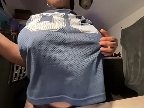 Snapshot of monicaval chatting on 11, 11, 2025 monicaval online show from 11, 11, 2025