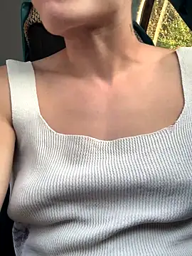 Snapshot of GoldenPussy1329 chatting on 17, 10, 2025 GoldenPussy1329 online show from 17, 10, 2025
