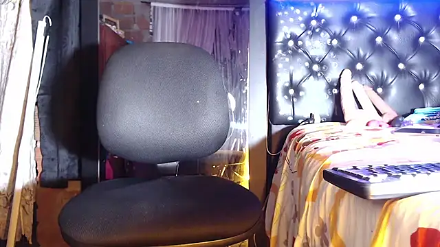 Snapshot of taylor_hot85 chatting on 16, 11, 2025 taylor hot85 online show from 16, 11, 2025