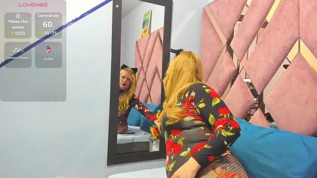 Snapshot of AliceCat_01 chatting on 15, 10, 2025 AliceCat 01 online show from 15, 10, 2025