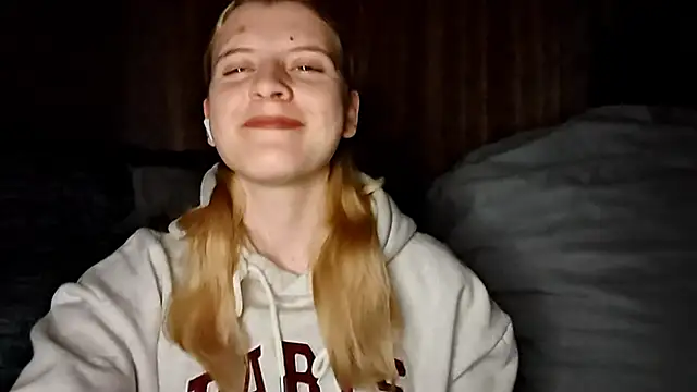 Snapshot of LynteriLain chatting on 19, 10, 2025 LynteriLain online show from 19, 10, 2025