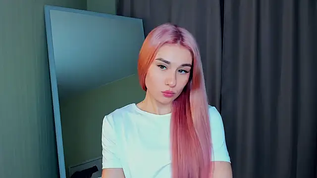 MinaRuzzo online show from 5, 12, 2025