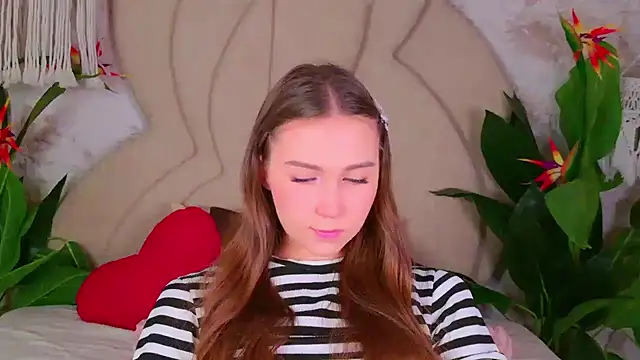 Snapshot of OliviaLay chatting on 10, 11, 2025 OliviaLay online show from 10, 11, 2025