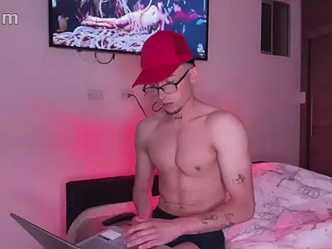 Snapshot of strongManLatino chatting on 6, 10, 2025 strongManLatino online show from 6, 10, 2025