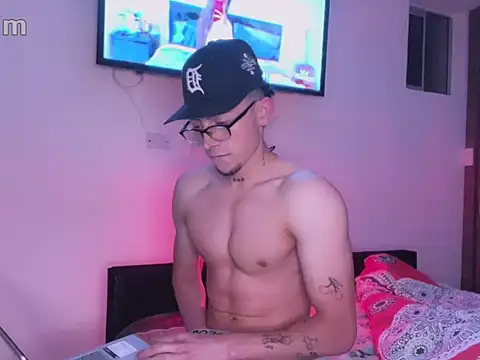 Snapshot of strongManLatino chatting on 10, 10, 2025 strongManLatino online show from 10, 10, 2025