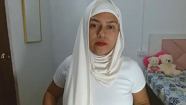 Snapshot of Nadia_hasbun chatting on 8, 10, 2025 Nadia hasbun online show from 8, 10, 2025