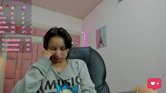 Snapshot of Klaret_Toy chatting on 7, 11, 2025 Klaret Toy online show from 7, 11, 2025