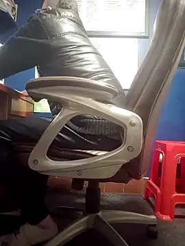 Snapshot of Curious9884 chatting on 12, 11, 2025 Curious9884 online show from 12, 11, 2025