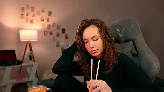 Snapshot of branchwithflowerss chatting on 15, 10, 2025 branchwithflowerss online show from 15, 10, 2025