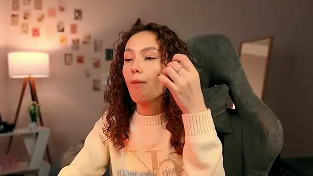 Snapshot of branchwithflowerss chatting on 16, 10, 2025 branchwithflowerss online show from 16, 10, 2025