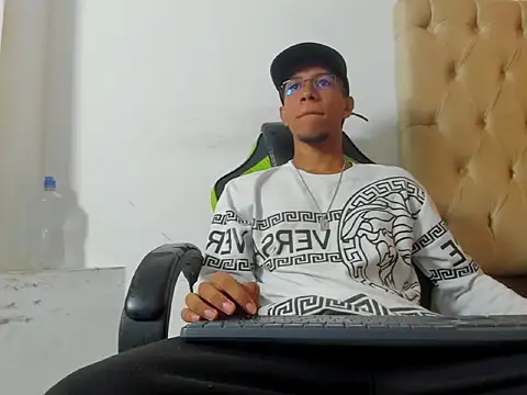 Snapshot of MaxVibe420 chatting on 16, 10, 2025 MaxVibe420 online show from 16, 10, 2025