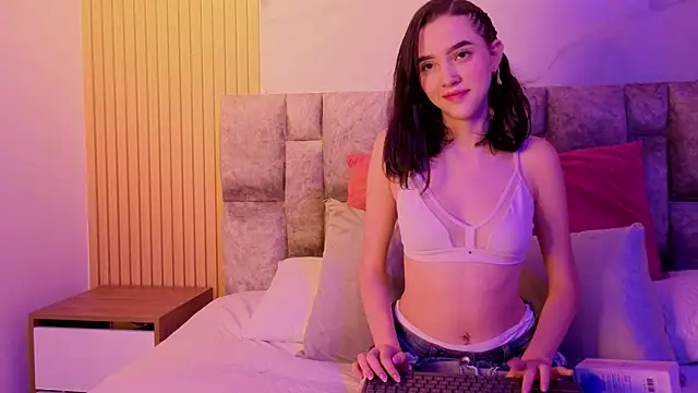 Snapshot of angel__kiss chatting on 8, 10, 2025 angel kiss online show from 8, 10, 2025