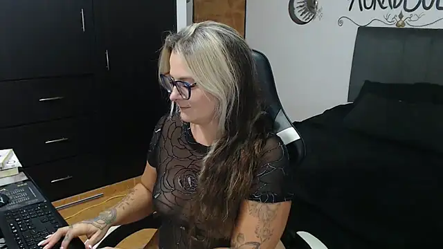 Snapshot of perlagoloza05 chatting on 8, 11, 2025 perlagoloza05 online show from 8, 11, 2025