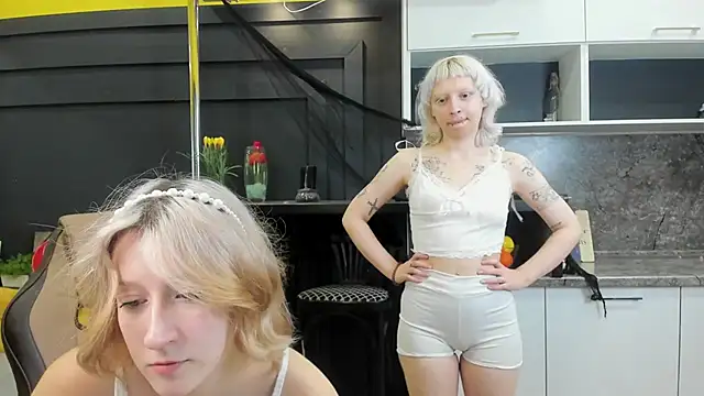 Snapshot of LollyMi chatting on 11, 11, 2025 LollyMi online show from 11, 11, 2025