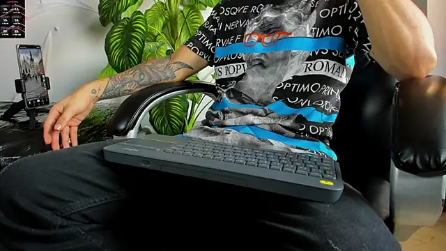 Snapshot of 2_fire chatting on 1, 11, 2025 2 fire online show from 1, 11, 2025