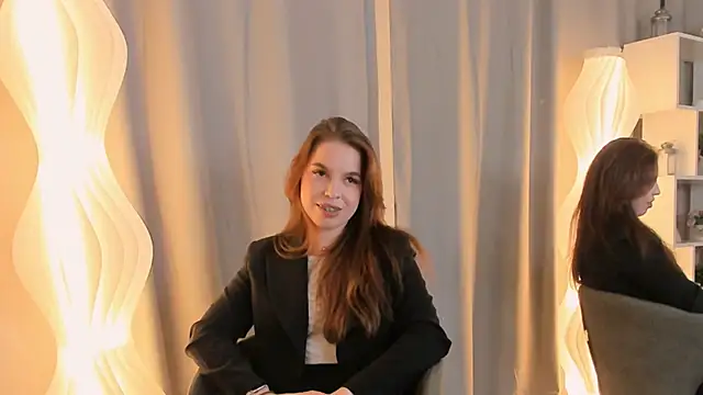 Snapshot of ToniaRoehr chatting on 4, 10, 2025 ToniaRoehr online show from 4, 10, 2025