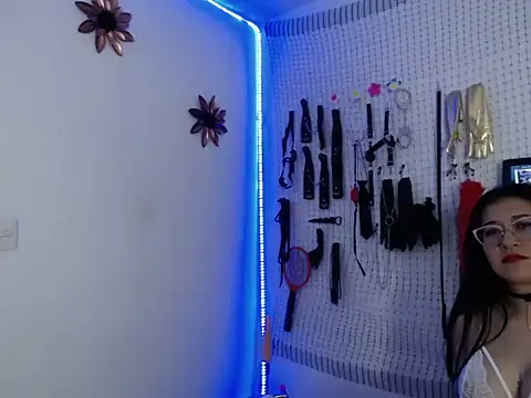 Aron and Queen Annie online show from 3, 12, 2025