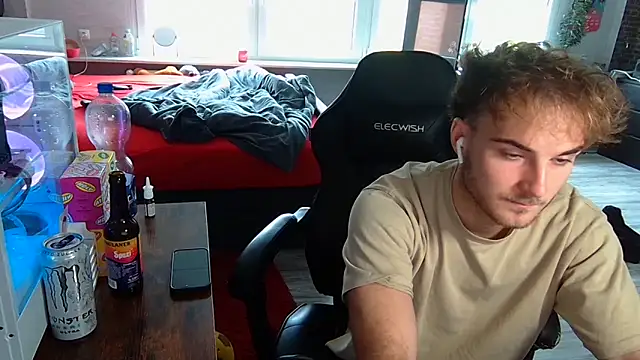 Snapshot of WolkenJunge2006 chatting on 6, 10, 2025 WolkenJunge2006 online show from 6, 10, 2025