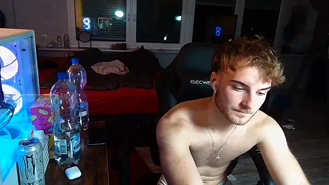 Snapshot of WolkenJunge2006 chatting on 8, 10, 2025 WolkenJunge2006 online show from 8, 10, 2025