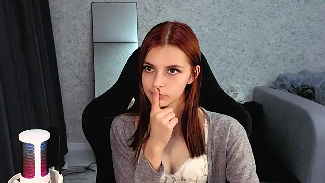 Snapshot of kitti_sweett chatting on 28, 10, 2025 kitti sweett online show from 28, 10, 2025