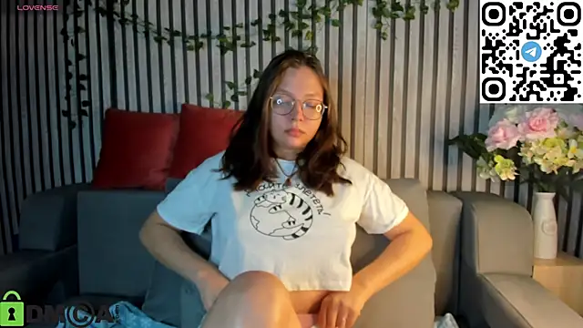 Nuura Moore online show from 19, 11, 2025