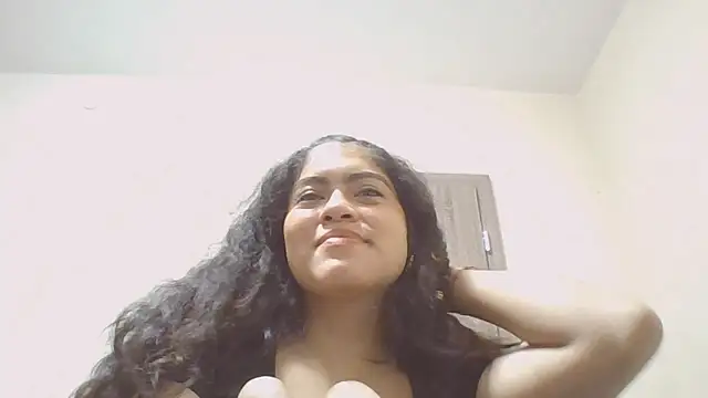 Snapshot of EstaHoops chatting on 8, 10, 2025 EstaHoops online show from 8, 10, 2025