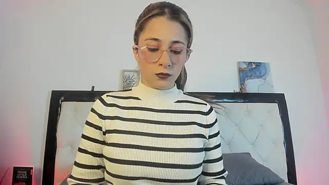 Snapshot of Sara_Roades chatting on 30, 10, 2025 Sara Roades online show from 30, 10, 2025