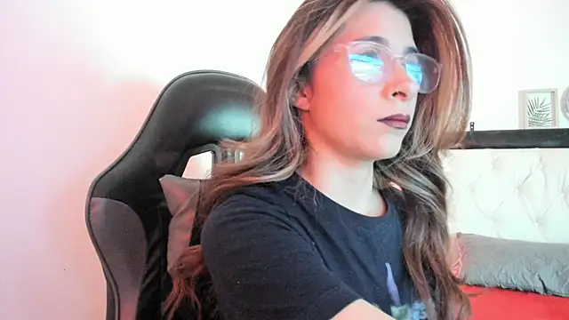 Snapshot of Sara_Roades chatting on 11, 11, 2025 Sara Roades online show from 11, 11, 2025