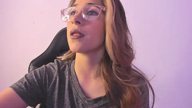 Snapshot of Sara_Roades chatting on 12, 11, 2025 Sara Roades online show from 12, 11, 2025