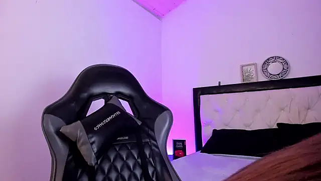 Snapshot of Sara_Roades chatting on 2, 12, 2025 Sara Roades online show from 2, 12, 2025