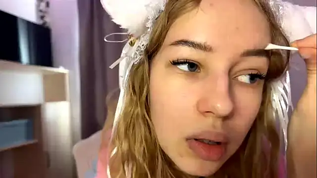 Snapshot of LunaCrave chatting on 23, 10, 2025 LunaCrave online show from 23, 10, 2025