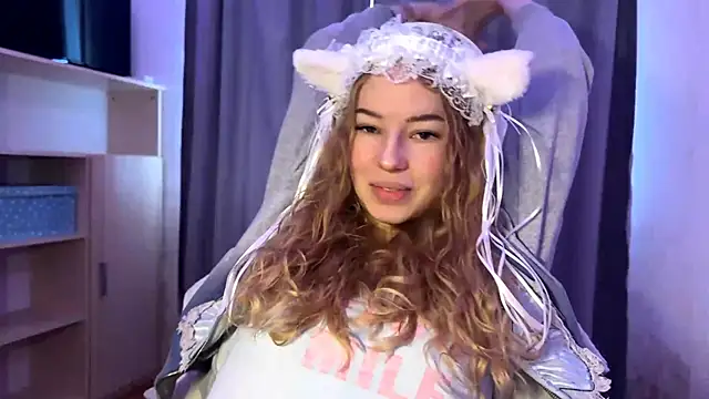Snapshot of LunaCrave chatting on 24, 10, 2025 LunaCrave online show from 24, 10, 2025