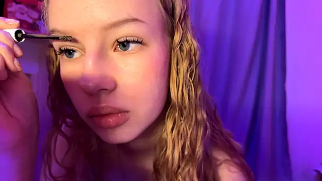 Snapshot of LunaCrave chatting on 28, 11, 2025 LunaCrave online show from 28, 11, 2025