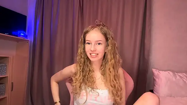 Snapshot of LunaCrave chatting on 16, 4, 2026 LunaCrave online show from 16, 4, 2026