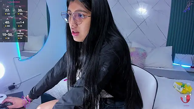 Snapshot of Briseida-White chatting on 27, 10, 2025 Briseida-White online show from 27, 10, 2025