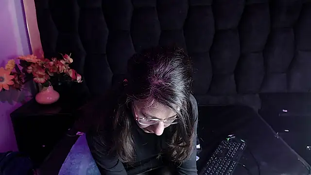 Kylie Bloom online show from 16, 11, 2025